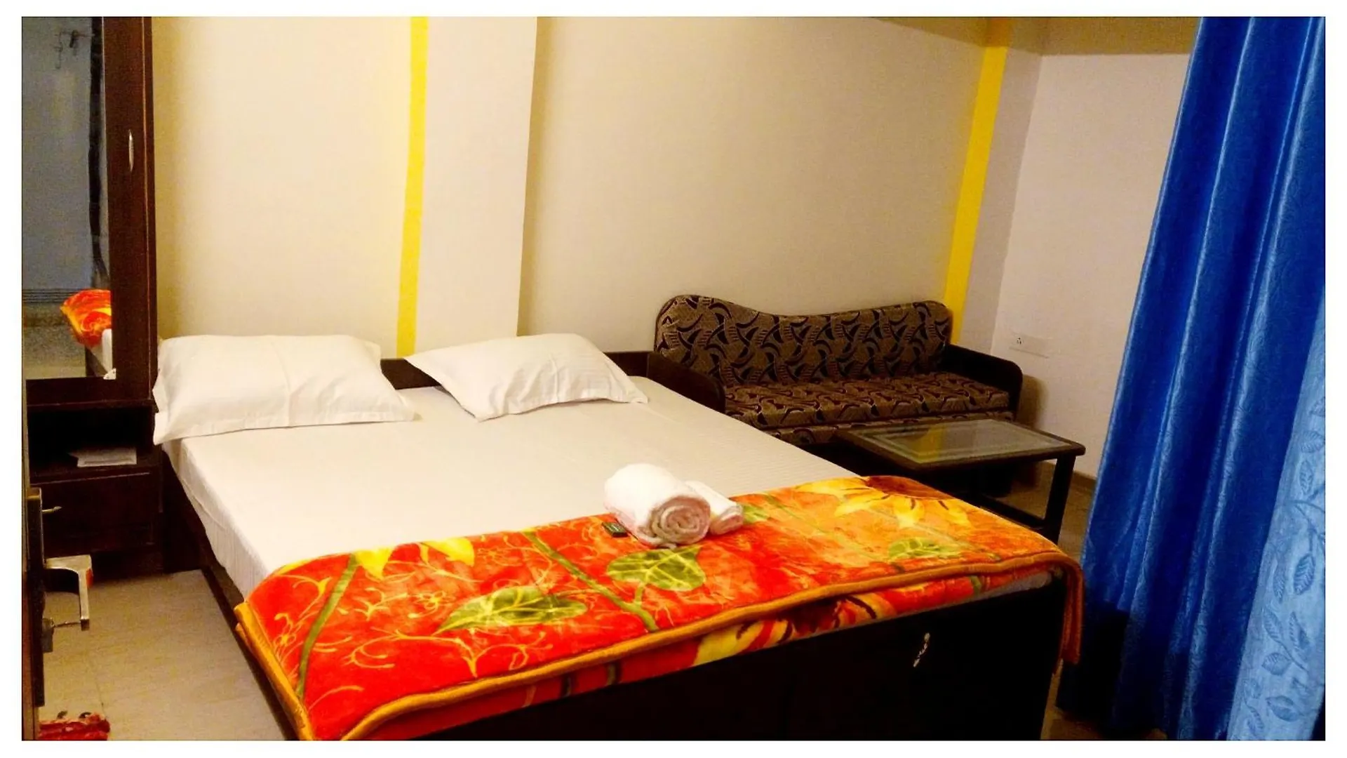 Hotel Premium Temple City Palace Near Kashi Vishwanath Temple And Ganga Ghat -With Fully Air Conditioned- Lift - Wifi - Room Service - A Luxury Room In Varanasi 4*,