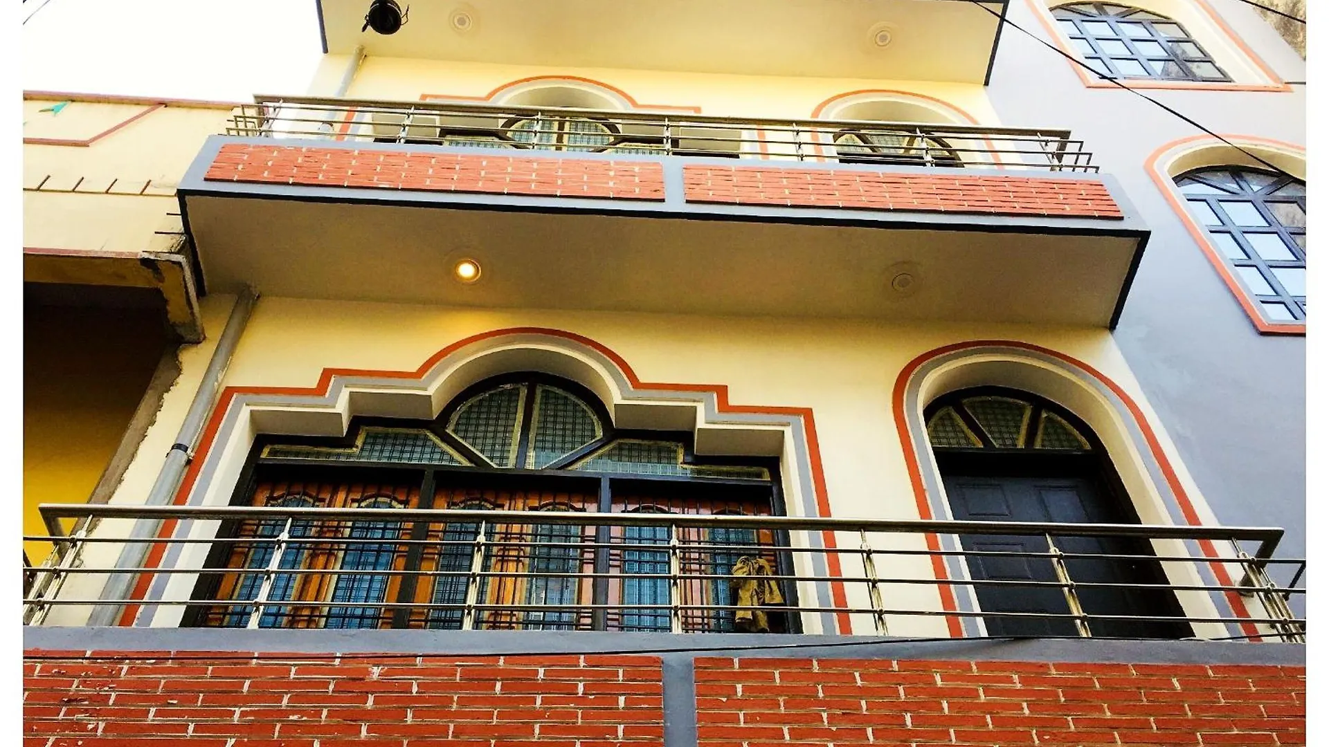 Hotel Premium Temple City Palace Near Kashi Vishwanath Temple And Ganga Ghat -With Fully Air Conditioned- Lift - Wifi - Room Service - A Luxury Room In Varanasi 4*,  Hindistan