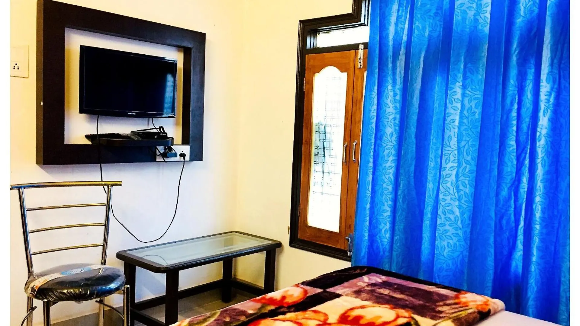 Hotel Premium Temple City Palace Near Kashi Vishwanath Temple And Ganga Ghat -With Fully Air Conditioned- Lift - Wifi - Room Service - A Luxury Room In Varanasi 4*,  Hindistan