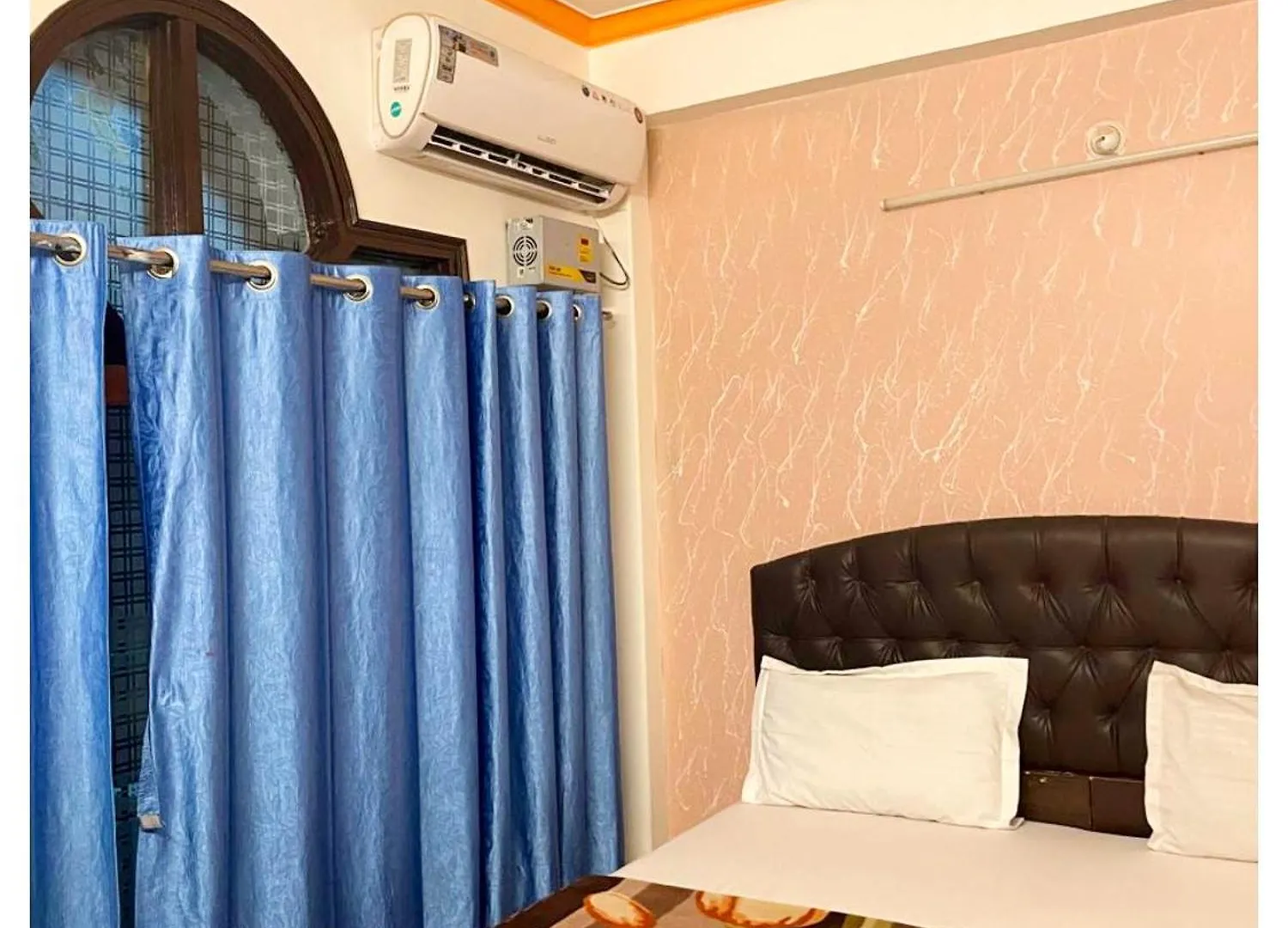 Hotel Premium Temple City Palace Near Kashi Vishwanath Temple And Ganga Ghat -With Fully Air Conditioned- Lift - Wifi - Room Service - A Luxury Room In Varanasi