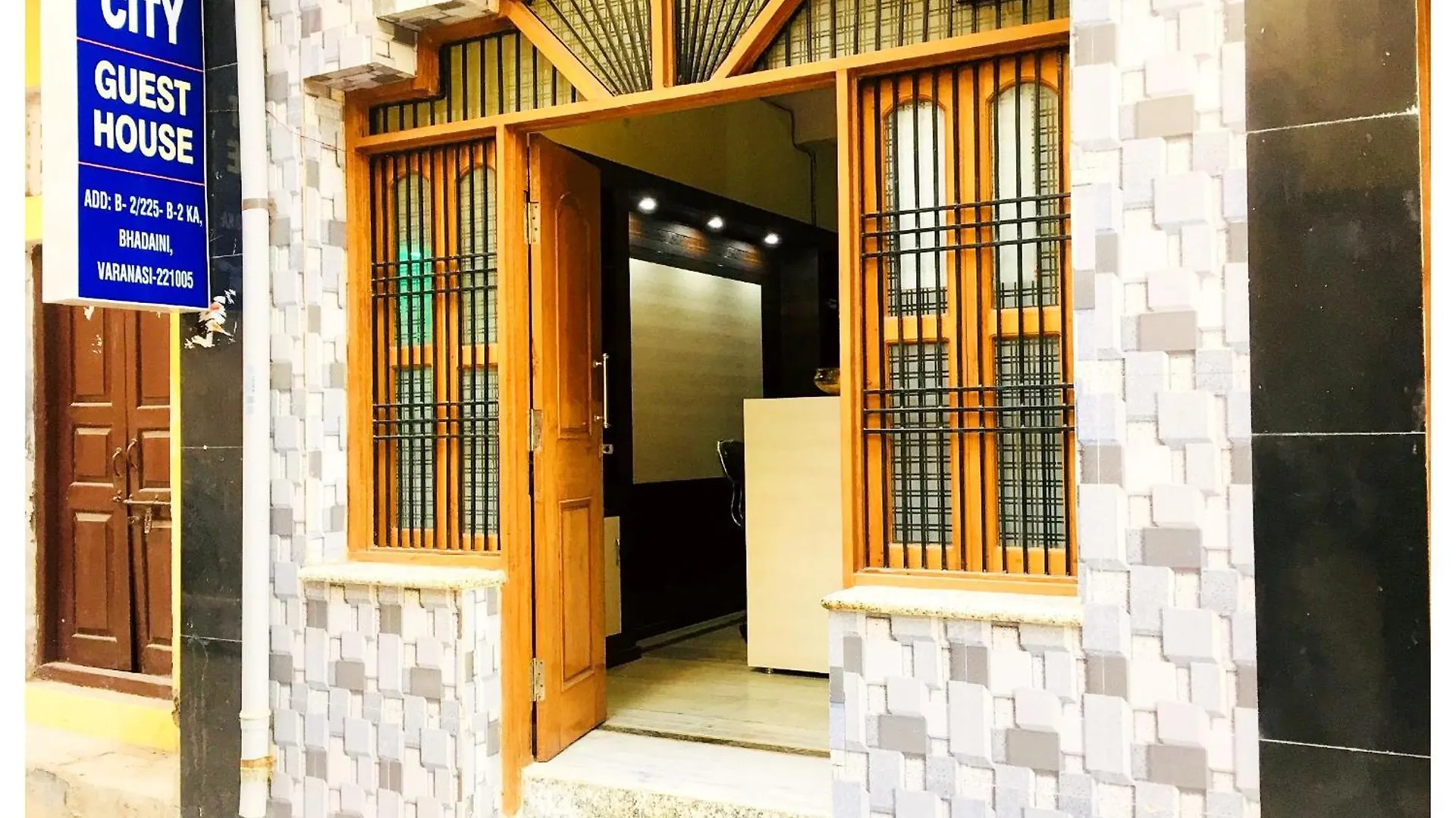 Hotel Premium Temple City Palace Near Kashi Vishwanath Temple And Ganga Ghat -With Fully Air Conditioned- Lift - Wifi - Room Service - A Luxury Room In Varanasi