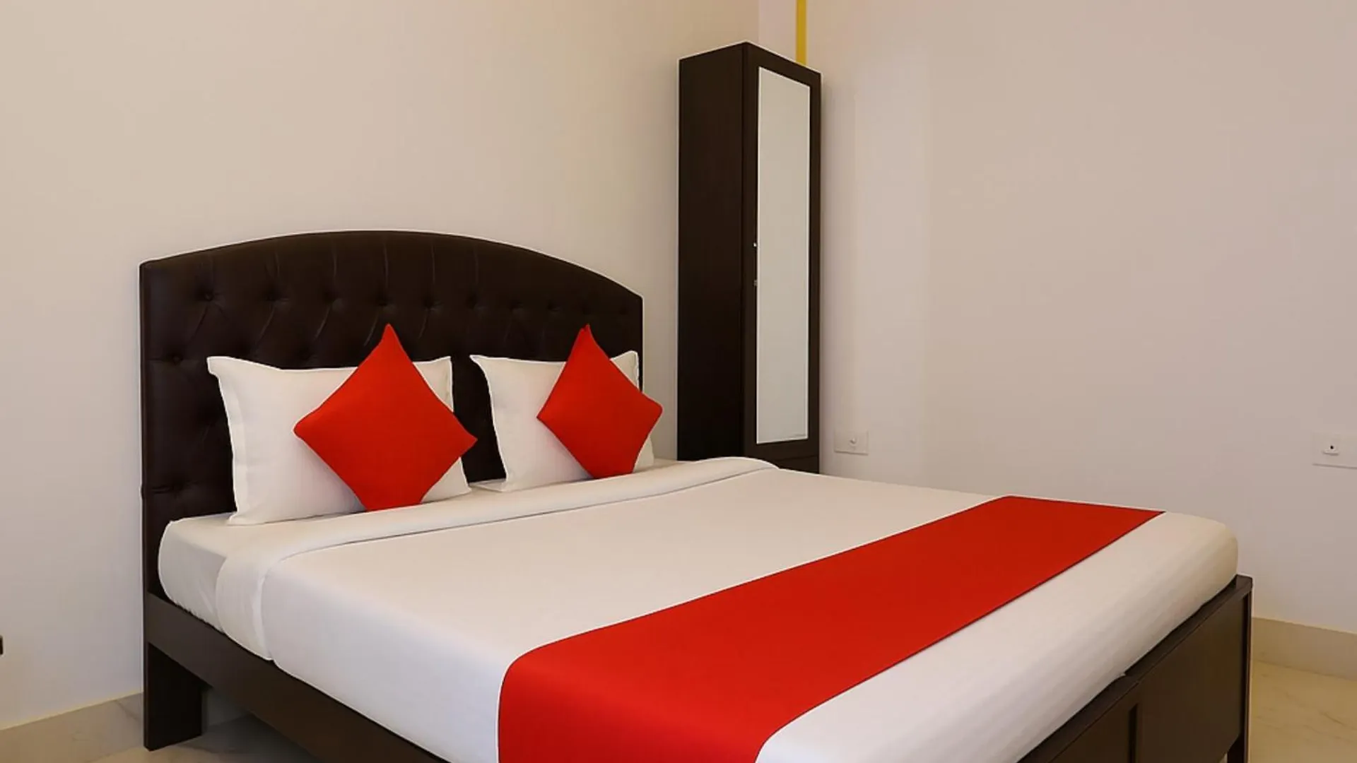 Hotel Premium Temple City Palace Near Kashi Vishwanath Temple And Ganga Ghat -With Fully Air Conditioned- Lift - Wifi - Room Service - A Luxury Room In Varanasi