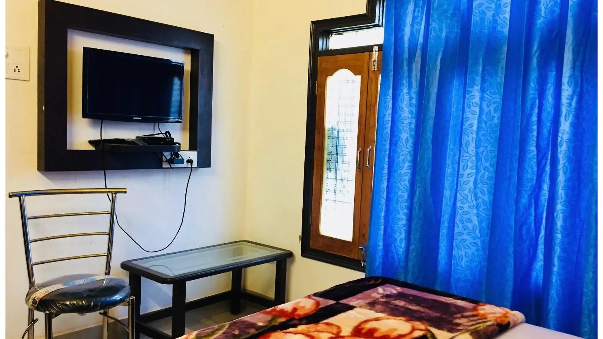 Hotel Premium Temple City Palace Near Kashi Vishwanath Temple And Ganga Ghat -With Fully Air Conditioned- Lift - Wifi - Room Service - A Luxury Room In Varanasi Hindistan